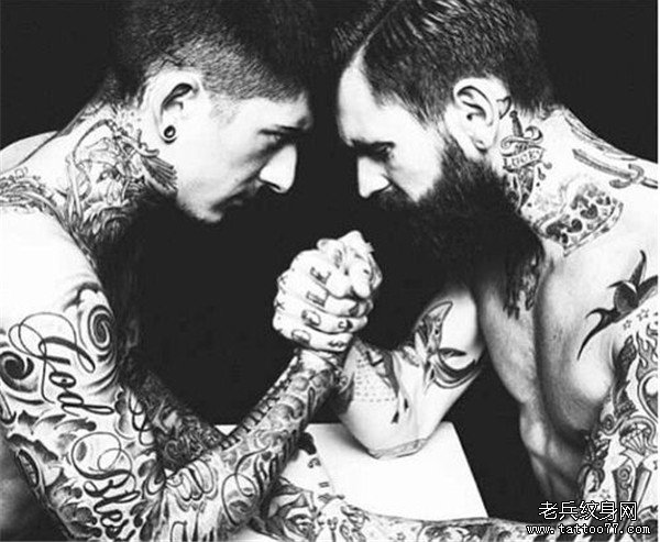 武汉最好的纹身店推荐一款男人黑白花臂纹身图