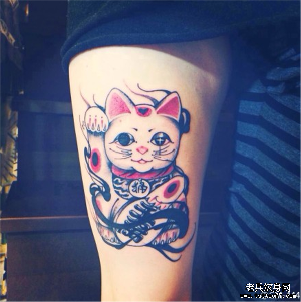 手臂招财猫纹身图案由武汉最好的刺青店推荐_
