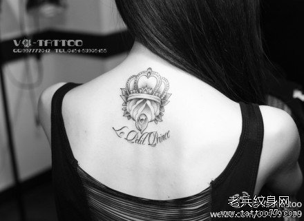 女性颈部皇冠玫瑰字母纹身图案由武汉纹身店推