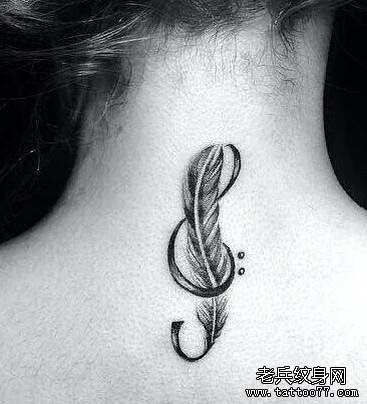 女性颈部个性羽毛纹身图案由武汉最好的刺青店