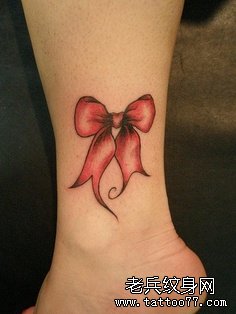 女性脚踝蝴蝶结纹身图案由武汉纹身店推荐