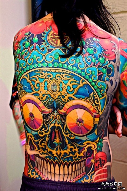 满背彩色嘎巴拉纹身图案由武汉最好的刺青店推