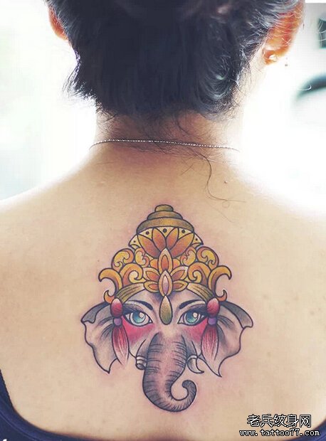 女性背部小象神纹身图案