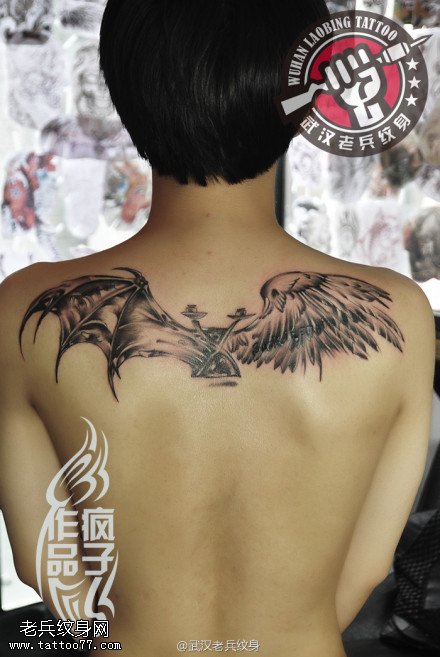 武汉纹身师疯子作品——后背恶魔天使翅膀纹身作品旧