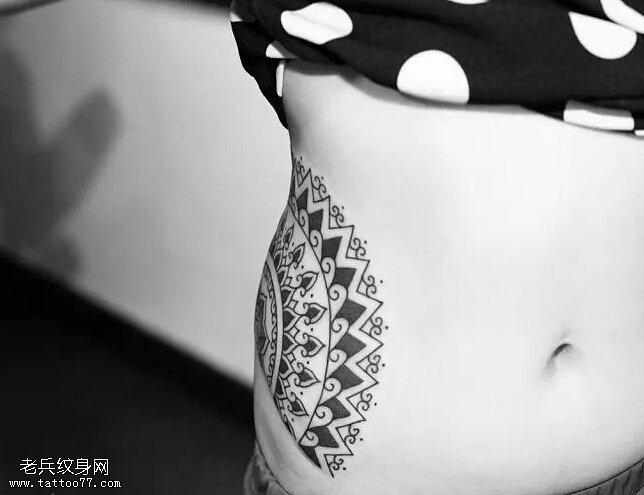 武汉最好的刺青店推荐一款女性腰部樊花纹身图