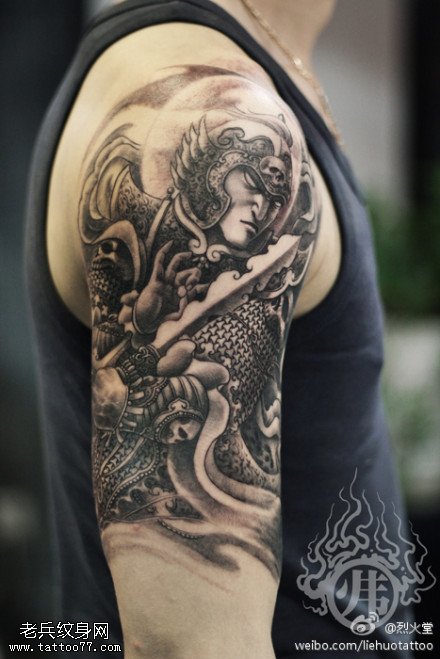 一款手臂黑白韦陀纹身图案由武汉纹身店提供_