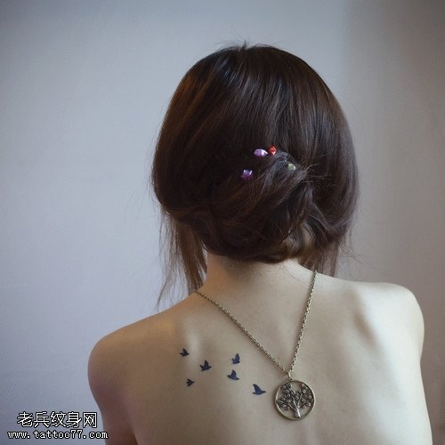 小清新个性背部鸽子纹身图案_武汉纹身店之家