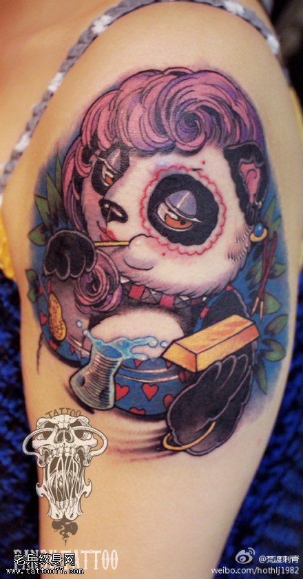 女性手臂彩色大熊猫纹身图案_武汉纹身店之家