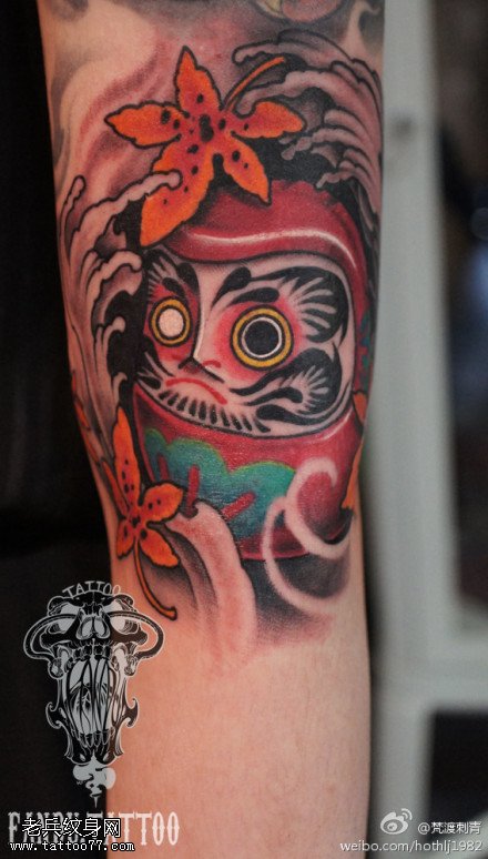 手臂彩色达摩纹身图案由武汉最好的刺青店提供
