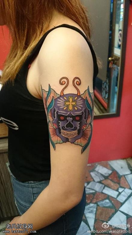 女性手臂骷髅蝴蝶纹身图案由武汉最好的刺青网