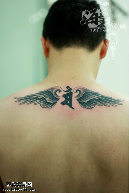 一款背部梵文翅膀纹身图案