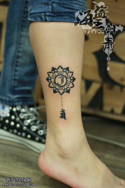 武汉纹身店推荐一款女性腿部梵花纹身图案