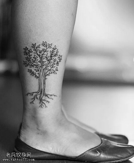 女性脚踝树纹身图案
