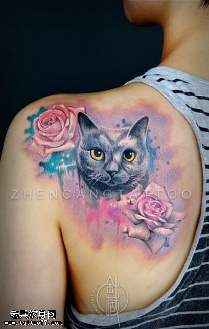 女性肩部彩色花猫咪玫瑰花纹身图案