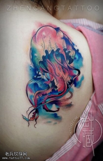 女性背部彩色水母纹身图案