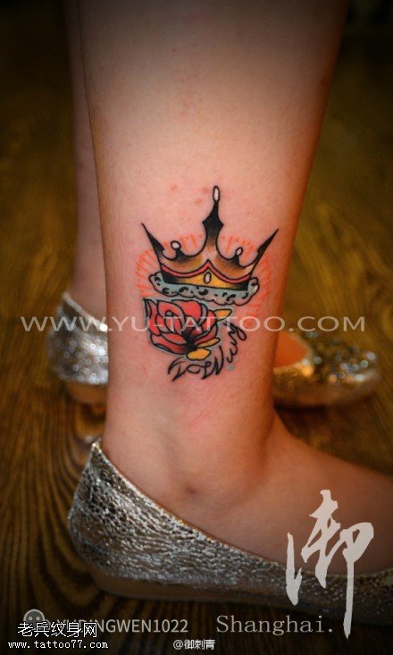女性脚踝彩色皇冠玫瑰花纹身图案