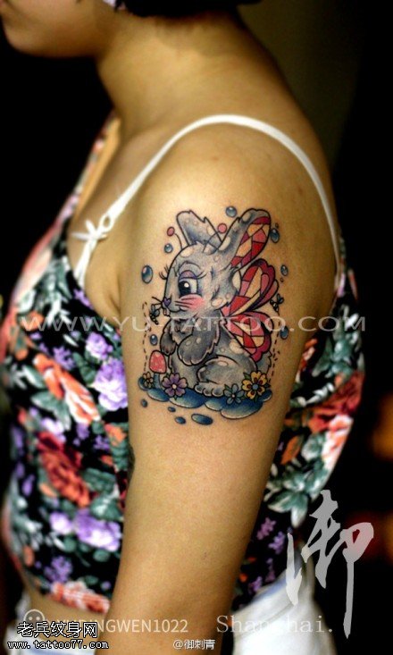 一款手臂彩色兔子纹身图案