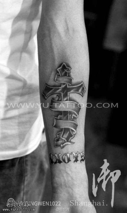 一款手臂十字架纹身图案