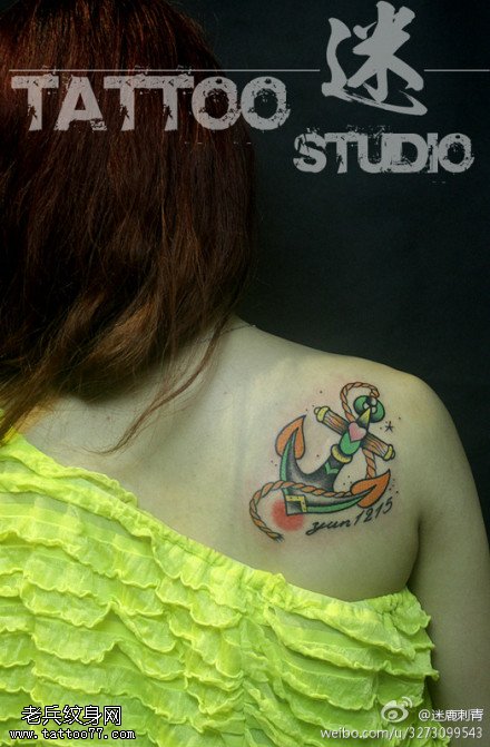 女性肩部彩色船锚纹身图案