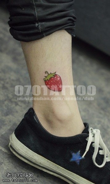 小清新脚部彩色草莓纹身图案