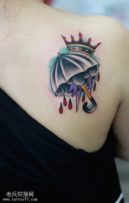 女性肩部皇冠小雨伞纹身图案