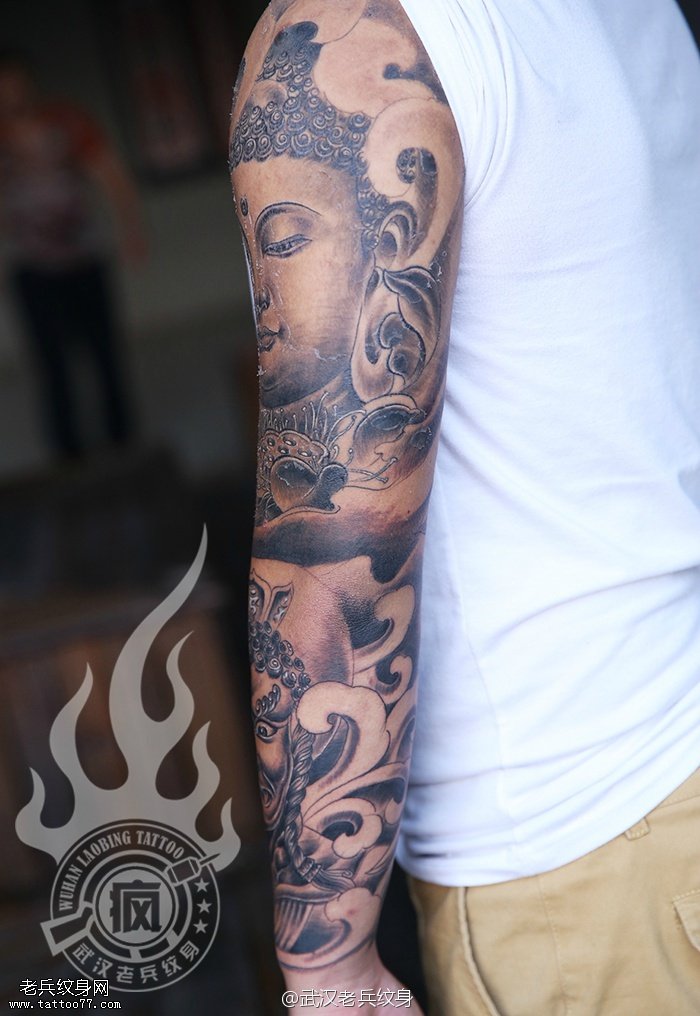 武汉专业纹身师疯子制作的传统花臂佛与不动明
