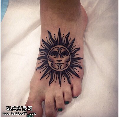 一款脚背太阳纹身图案