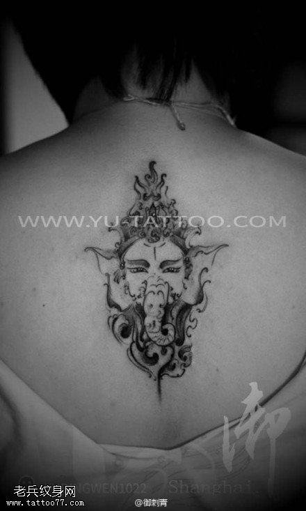 一款女性背部象神纹身图案