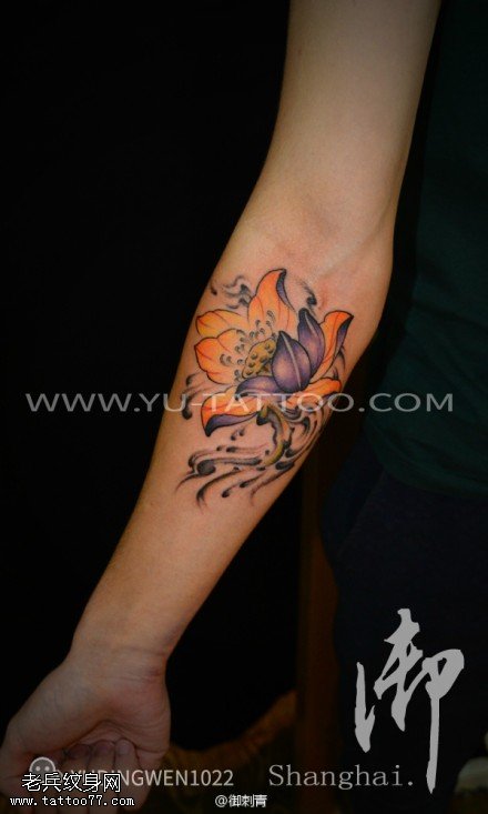 女性手臂莲花纹身图片