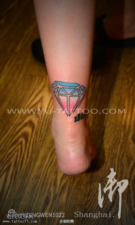 女性脚部彩色钻石纹身图案