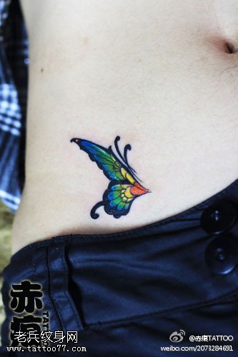 女性腹部彩色蝴蝶纹身图案