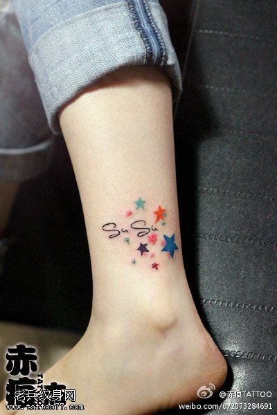 女性脚踝彩色五角星纹身图案