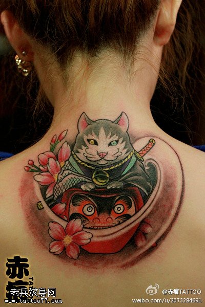 女性背部彩色招财猫纹身图案
