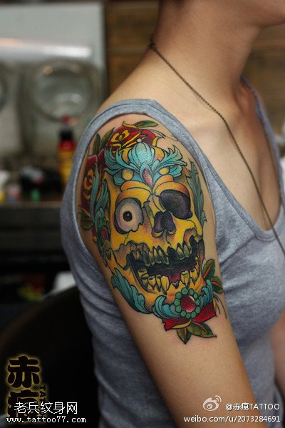 女性手臂彩色骷髅纹身图案