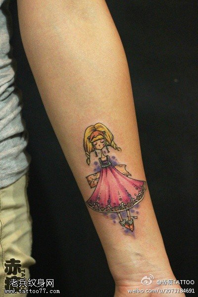 女性手臂彩色娃娃纹身图案
