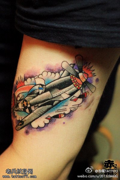 手臂彩色飞机纹身图案