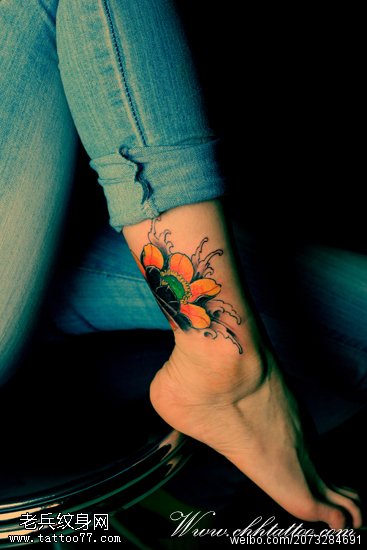 女性脚踝彩色莲花纹身图案