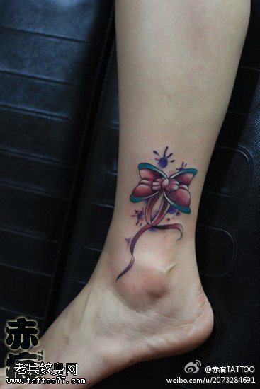 女性脚踝彩色蝴蝶结纹身图案