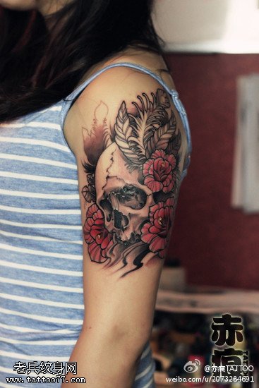 女性手臂彩色骷髅玫瑰花纹身图案