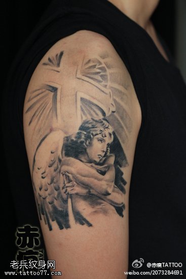 手臂十字架肖像纹身图案