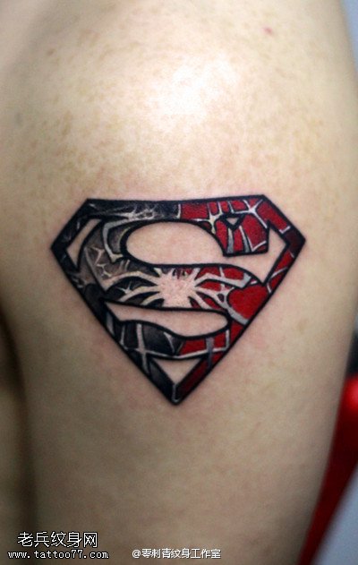 手臂彩色超人标志纹身图案