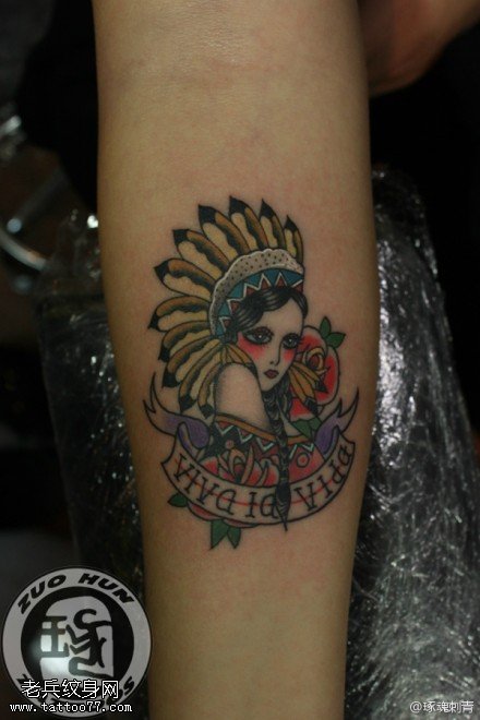 手臂彩色印度安女郎纹身图案