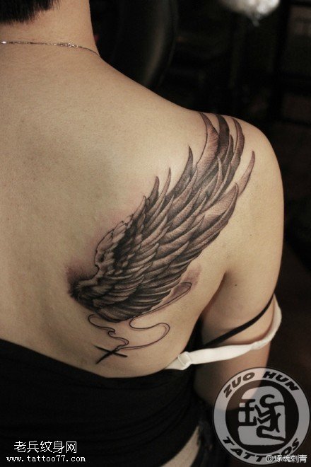 女性肩部翅膀纹身图案