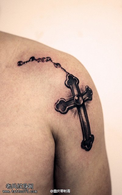 肩部十字架纹身图案