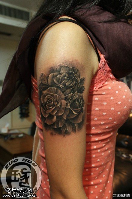 女性手臂玫瑰花纹身图案