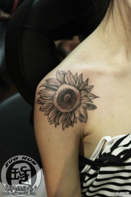 女性肩部向日葵纹身图案