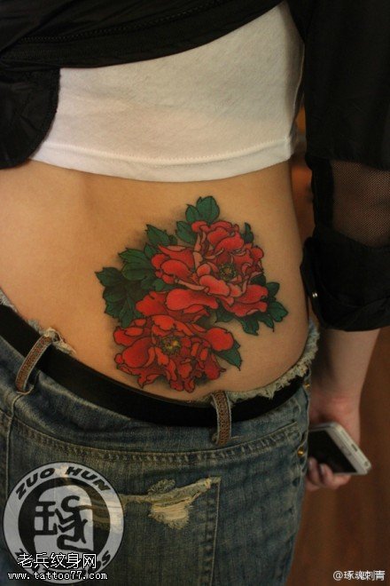 女性腰部彩色牡丹纹身图案