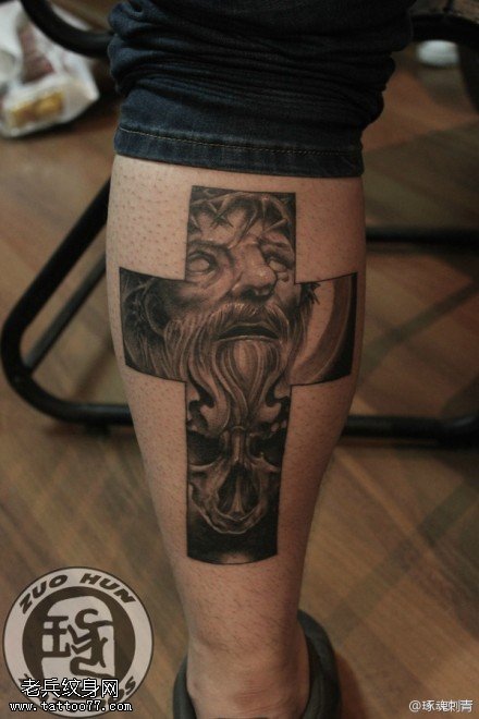 腿部十字架耶稣纹身图案
