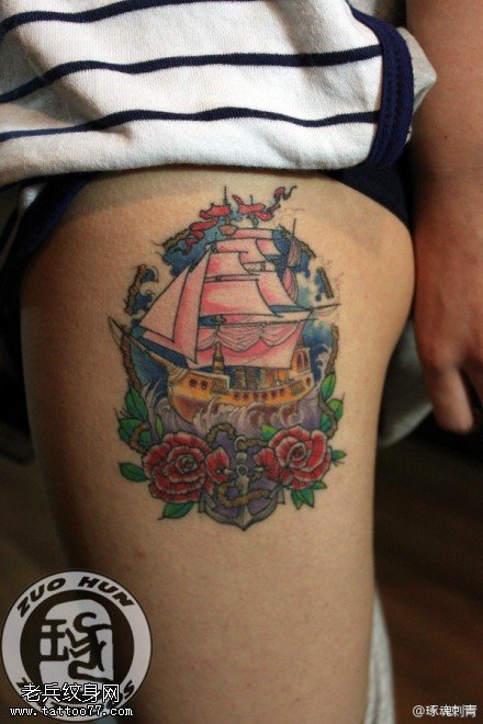 女性腿部彩色帆船玫瑰花纹身图案