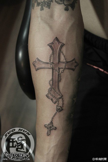 手臂个性十字架纹身图案